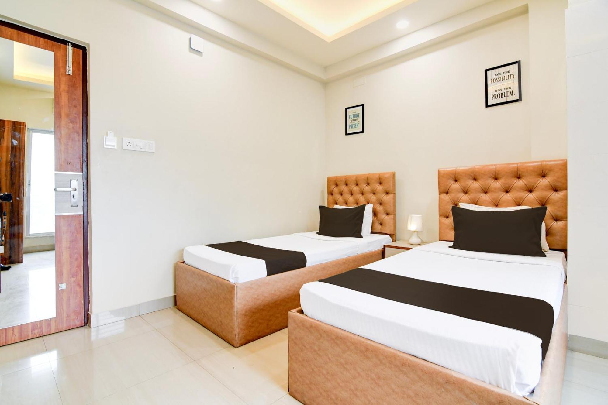 Super Townhouse Kaikhali Near Airport 콜카타 외부 사진