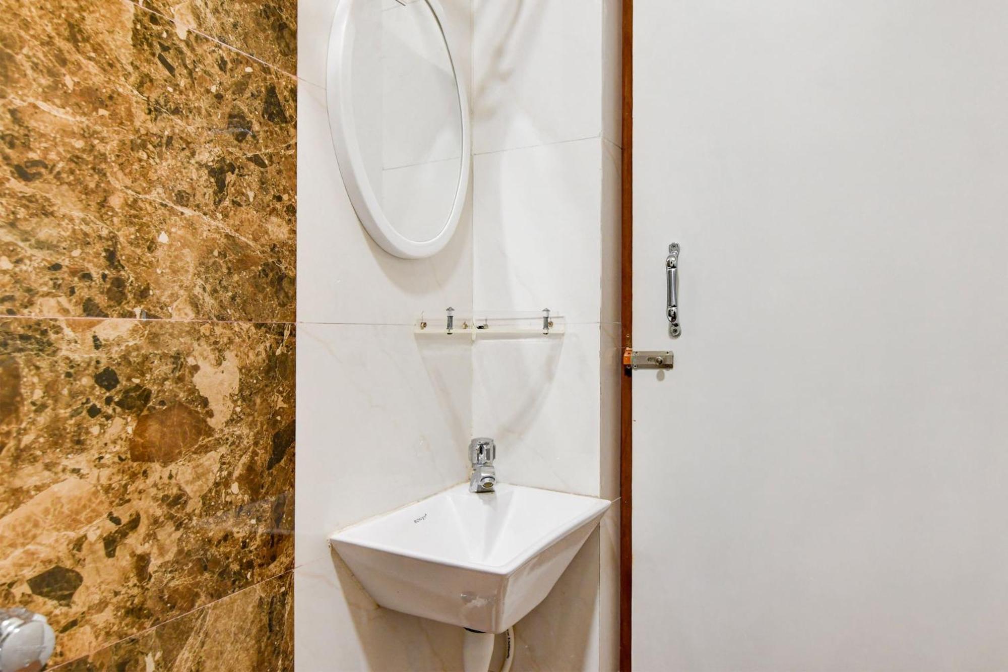 Super Townhouse Kaikhali Near Airport 콜카타 외부 사진