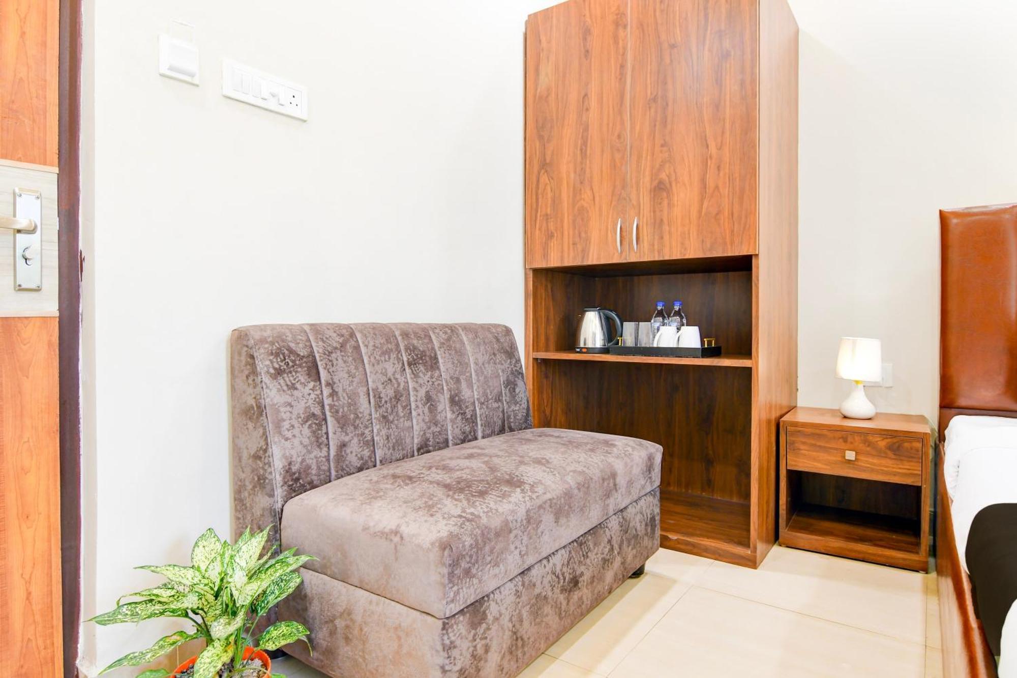 Super Townhouse Kaikhali Near Airport 콜카타 외부 사진