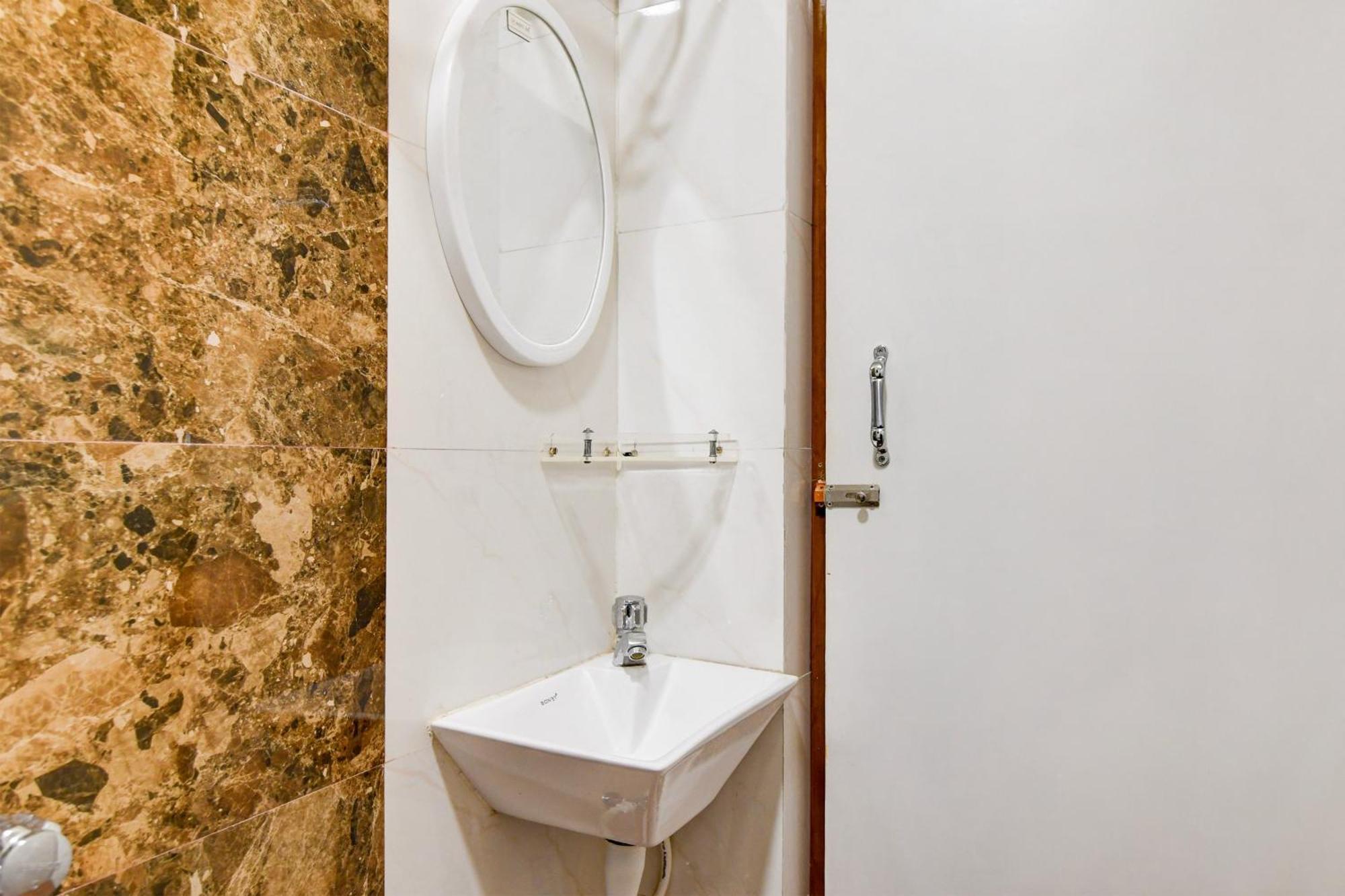 Super Townhouse Kaikhali Near Airport 콜카타 외부 사진