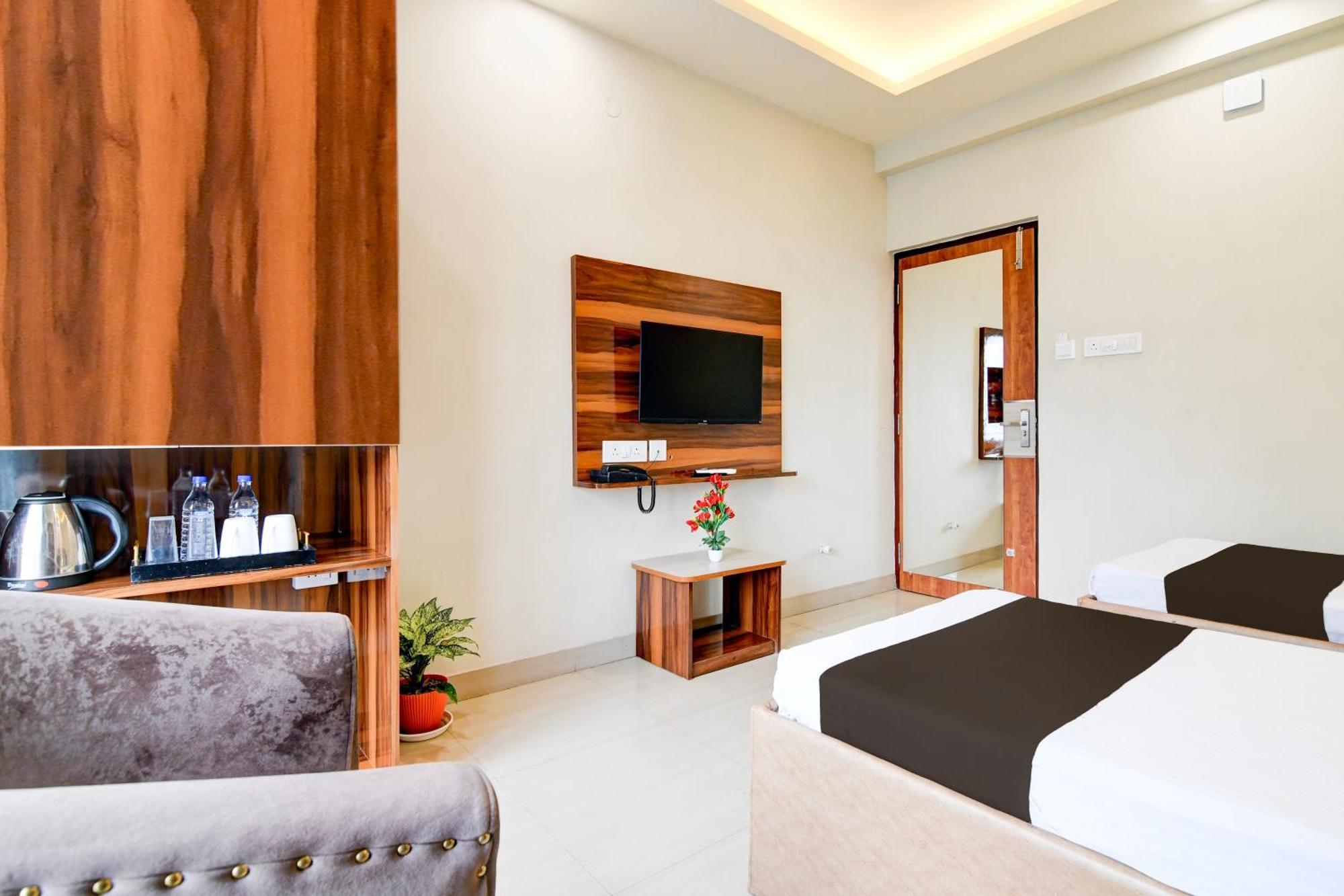 Super Townhouse Kaikhali Near Airport 콜카타 외부 사진