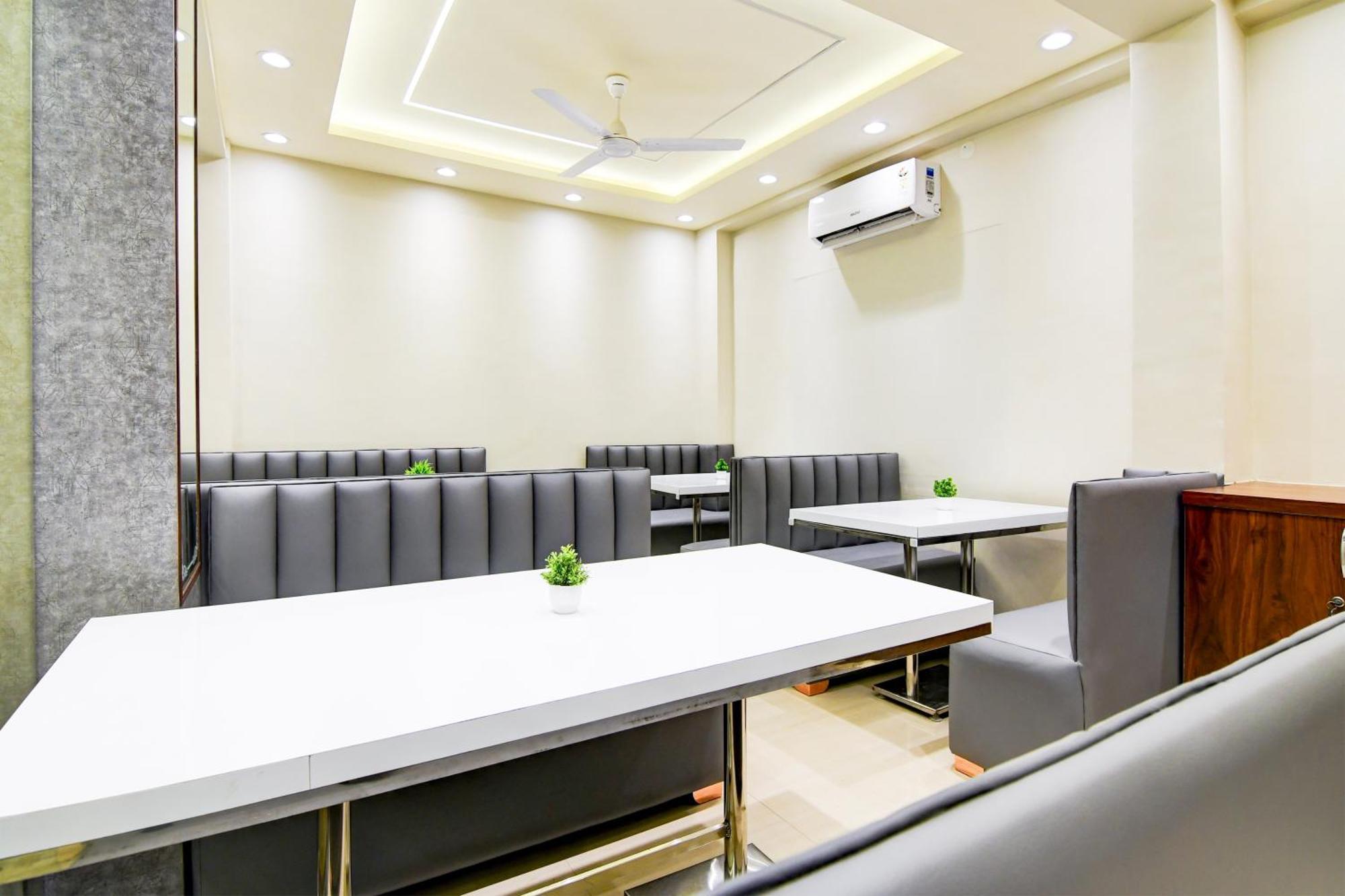 Super Townhouse Kaikhali Near Airport 콜카타 외부 사진