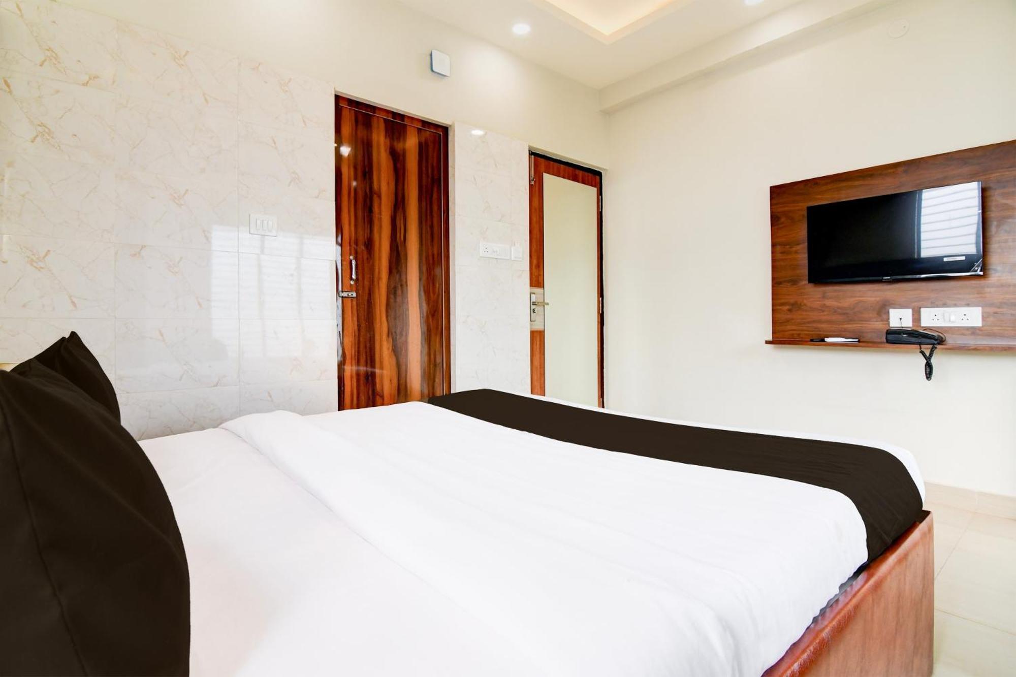 Super Townhouse Kaikhali Near Airport 콜카타 외부 사진