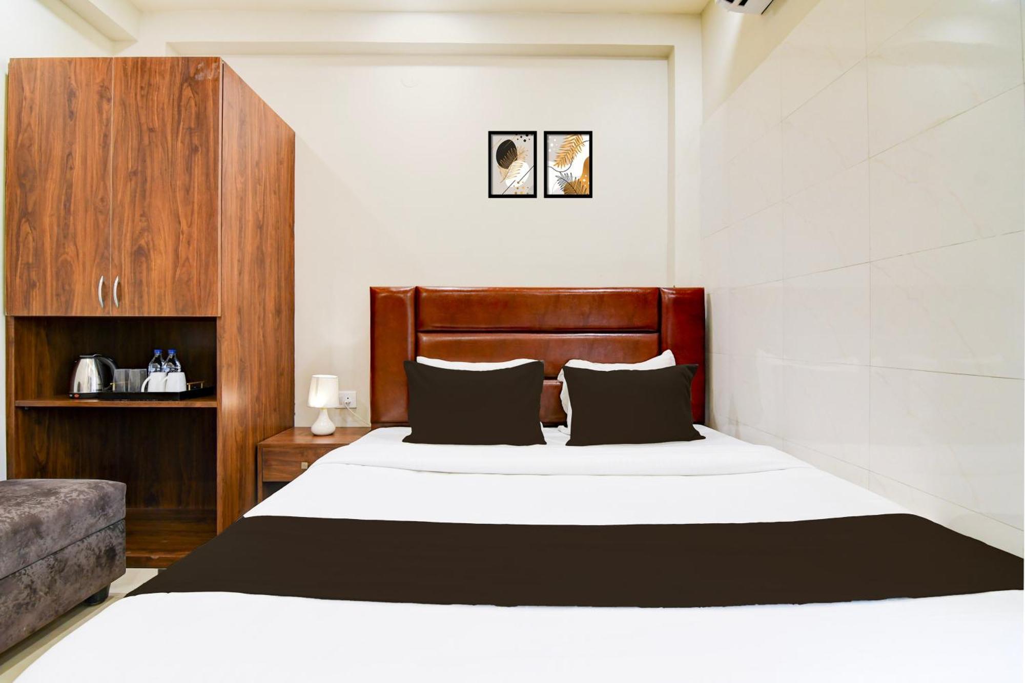 Super Townhouse Kaikhali Near Airport 콜카타 외부 사진