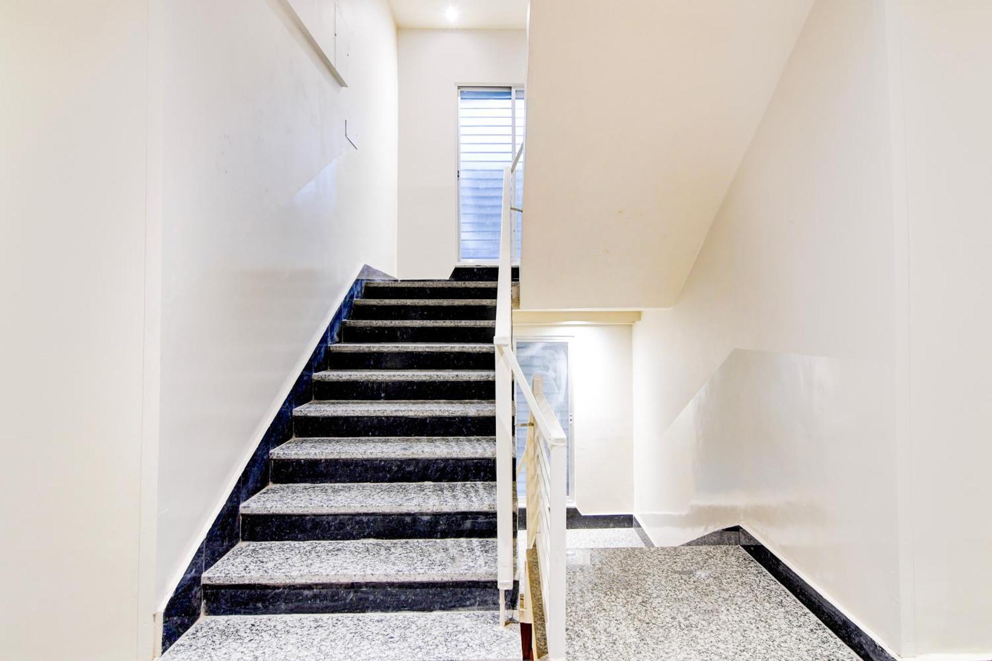 Super Townhouse Kaikhali Near Airport 콜카타 외부 사진