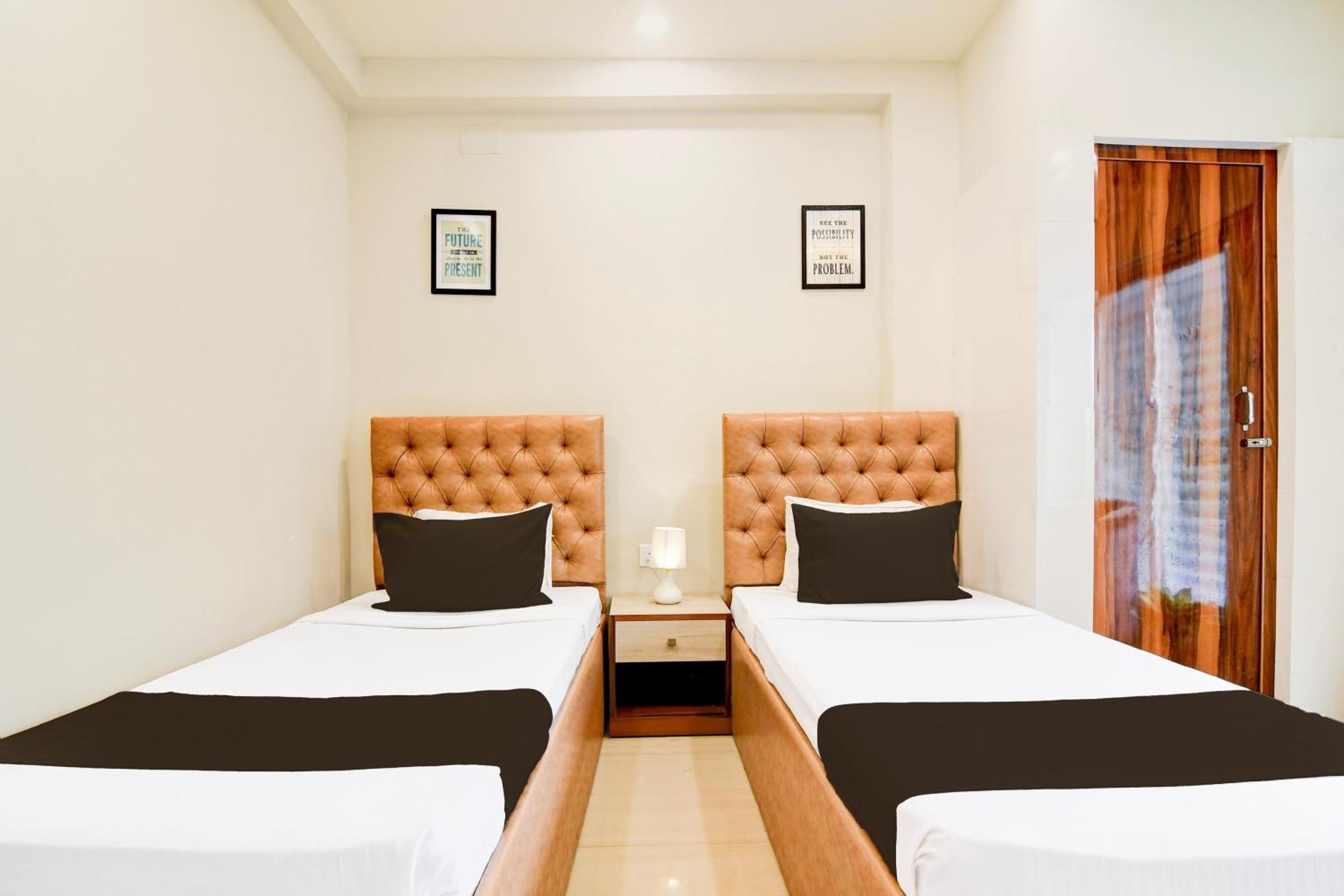 Super Townhouse Kaikhali Near Airport 콜카타 외부 사진