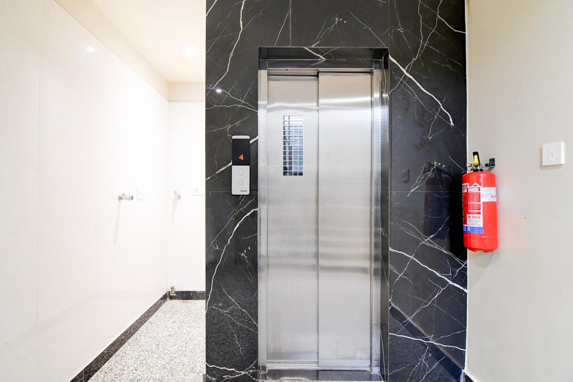 Super Townhouse Kaikhali Near Airport 콜카타 외부 사진