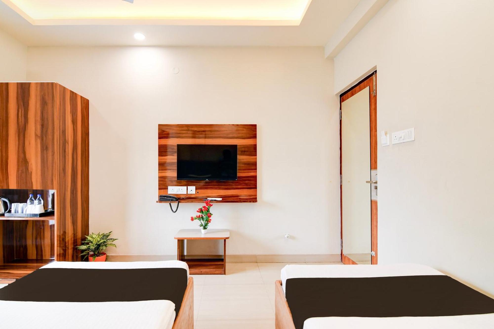 Super Townhouse Kaikhali Near Airport 콜카타 외부 사진