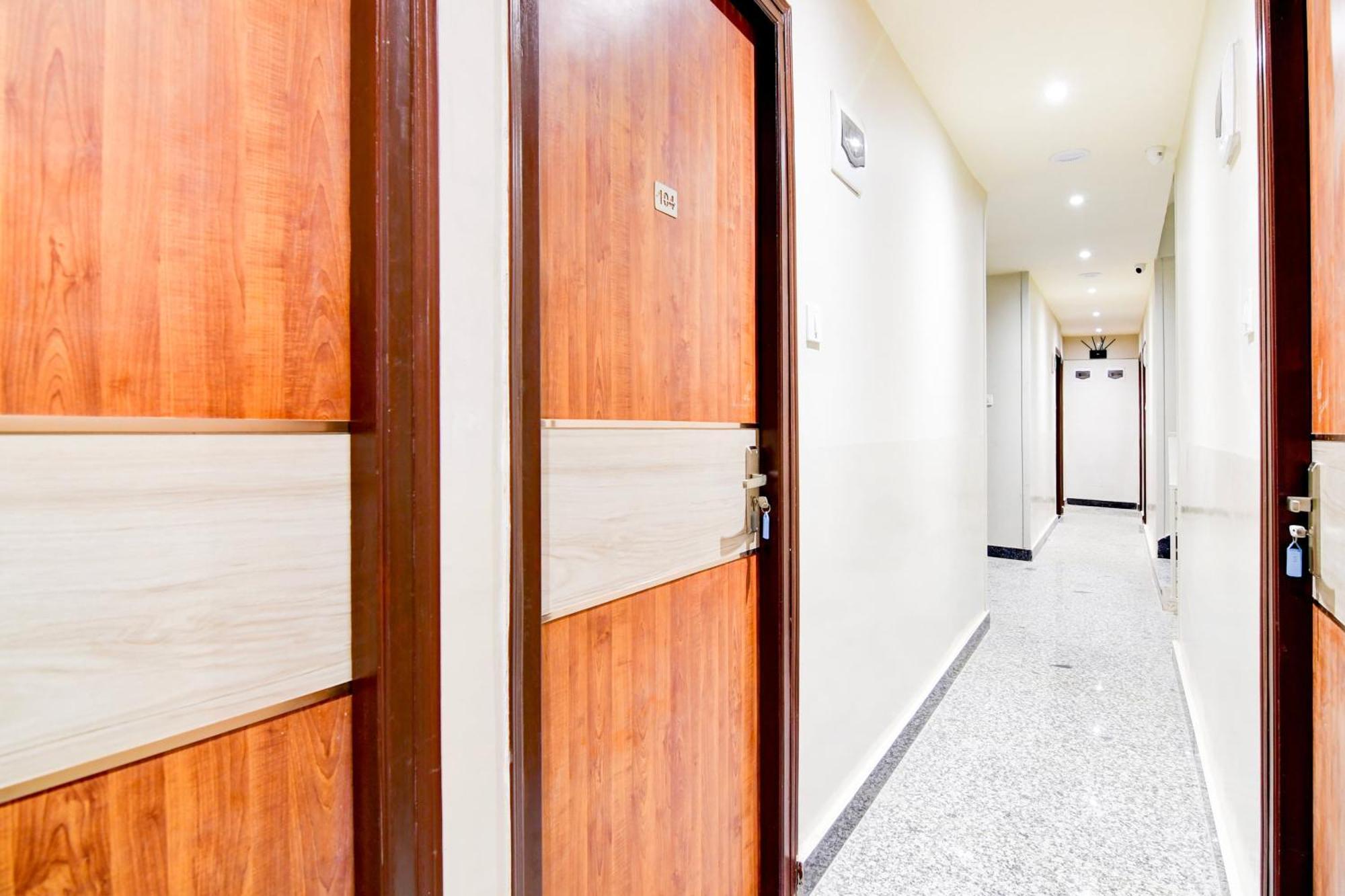 Super Townhouse Kaikhali Near Airport 콜카타 외부 사진
