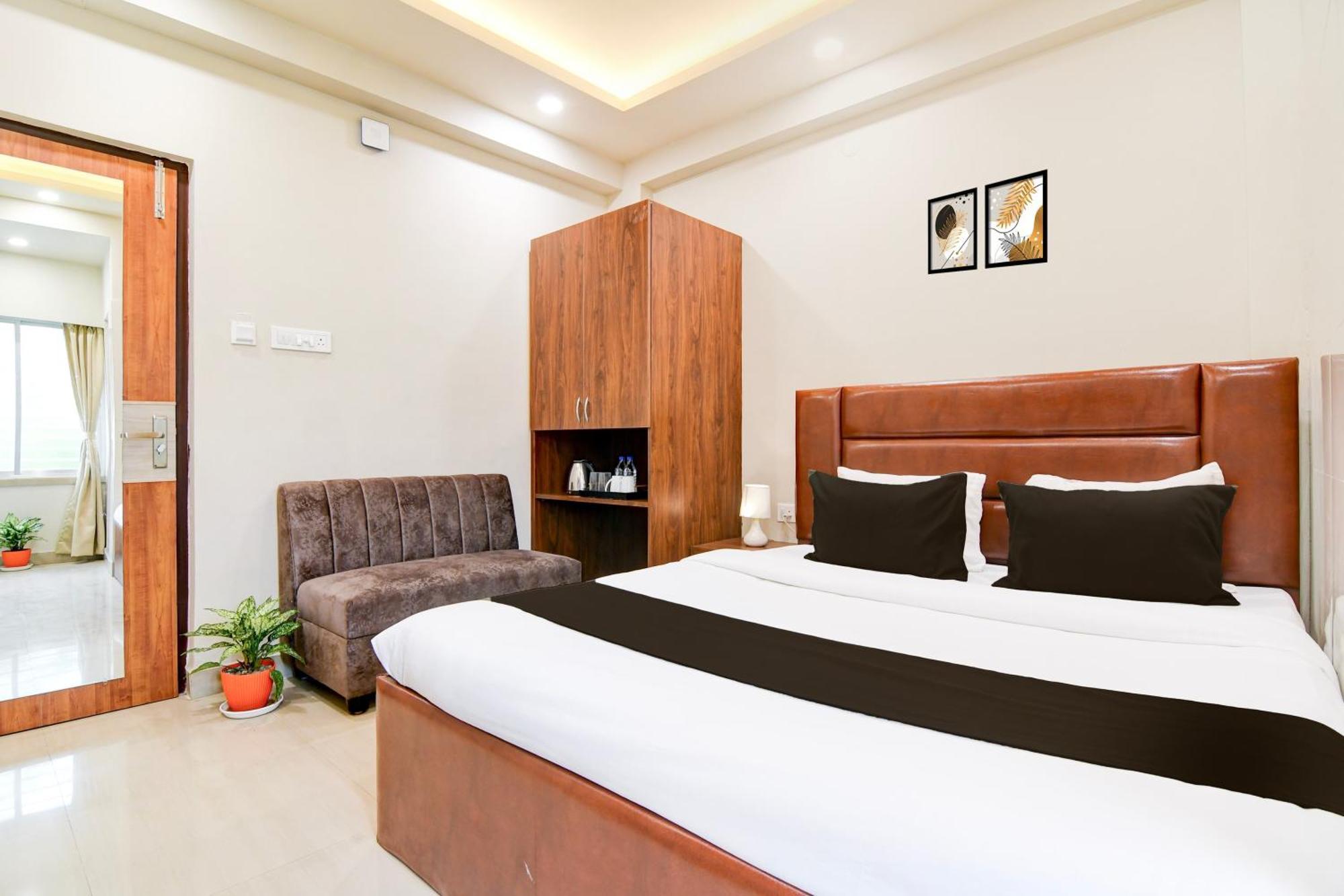 Super Townhouse Kaikhali Near Airport 콜카타 외부 사진