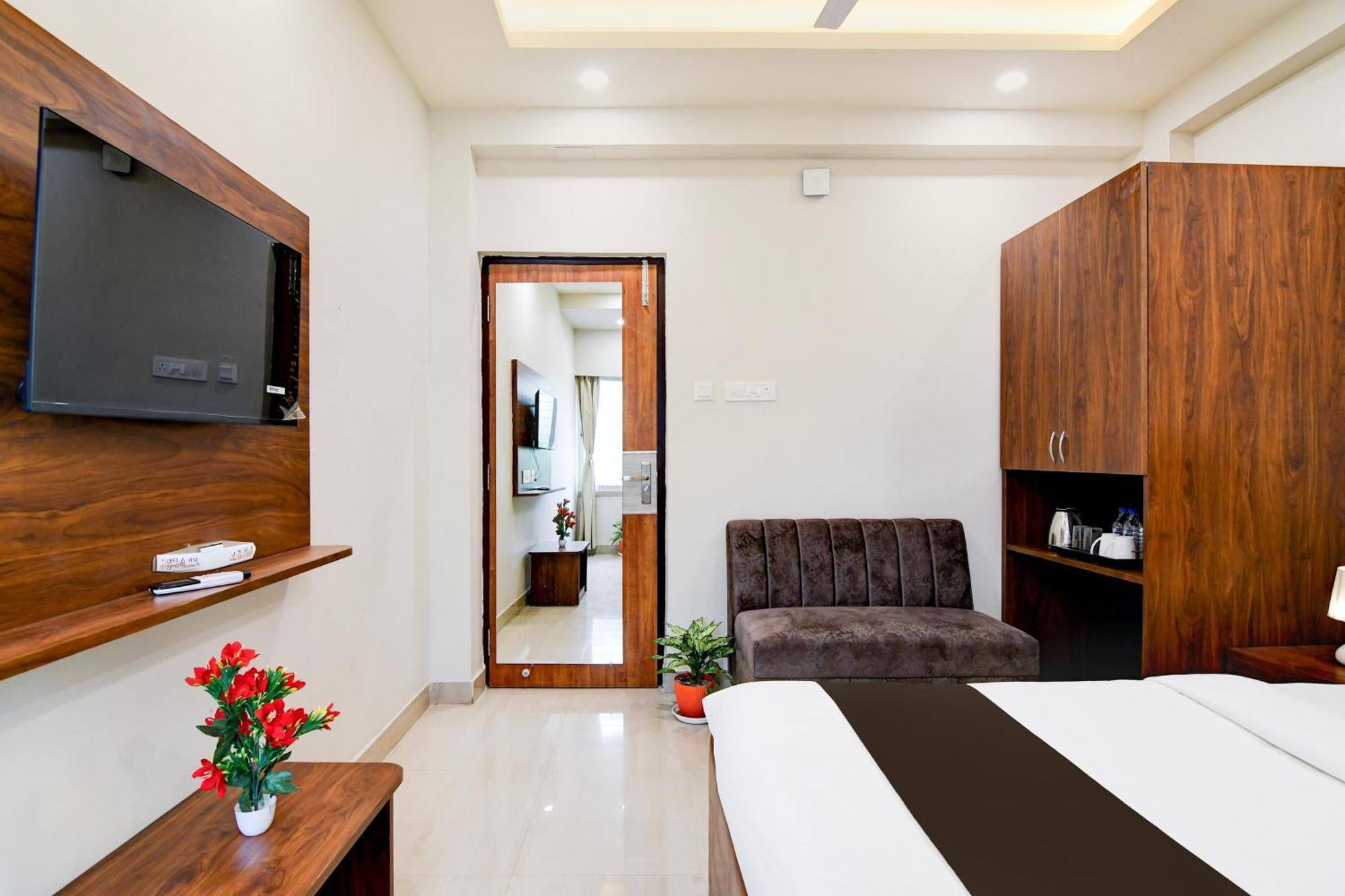 Super Townhouse Kaikhali Near Airport 콜카타 외부 사진